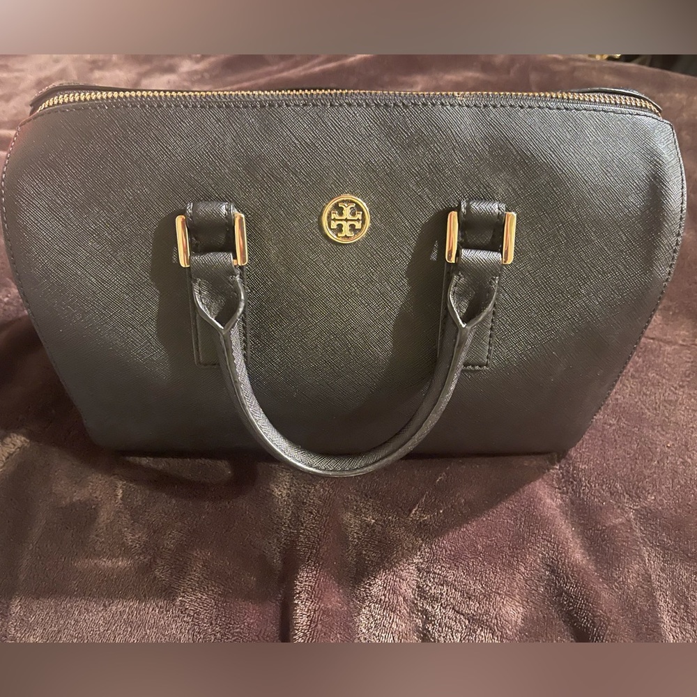 Used in good condition Tory Burch purse
